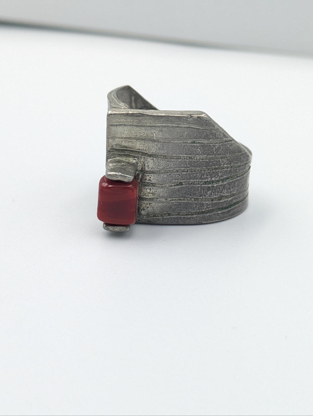 Signed modernist pewter and red glass cube ring - Picture 8 of 10